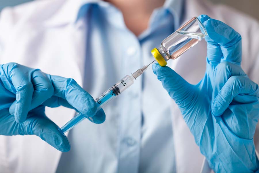 Según el especialista, en primera instancia la nueva cepa no interfiere con la eficacia de las vacunas.