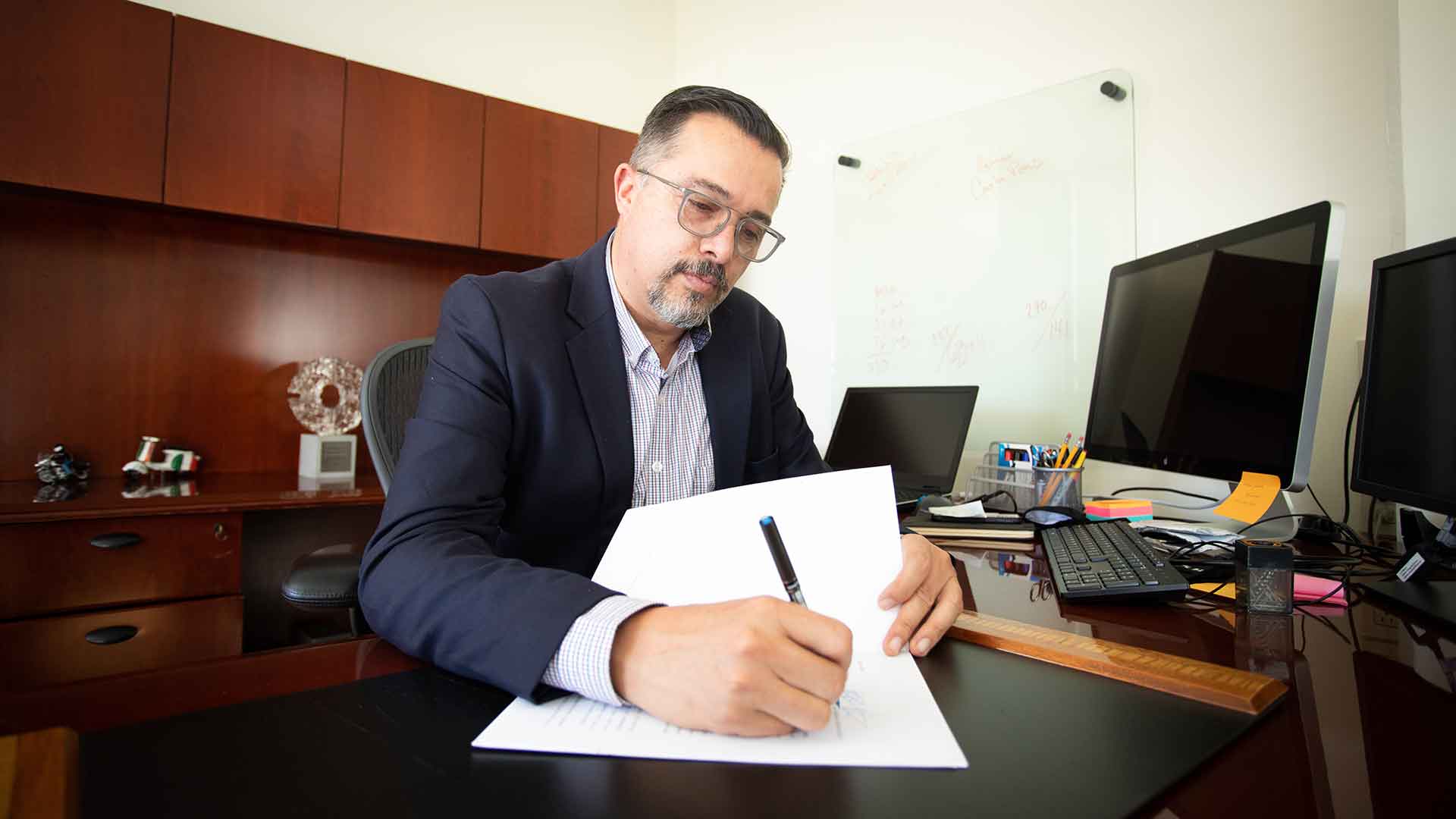 Octavio Díaz Barriga firmando documentos