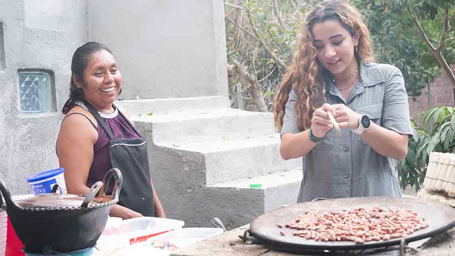 Joven cocinando junto a una ama de casa