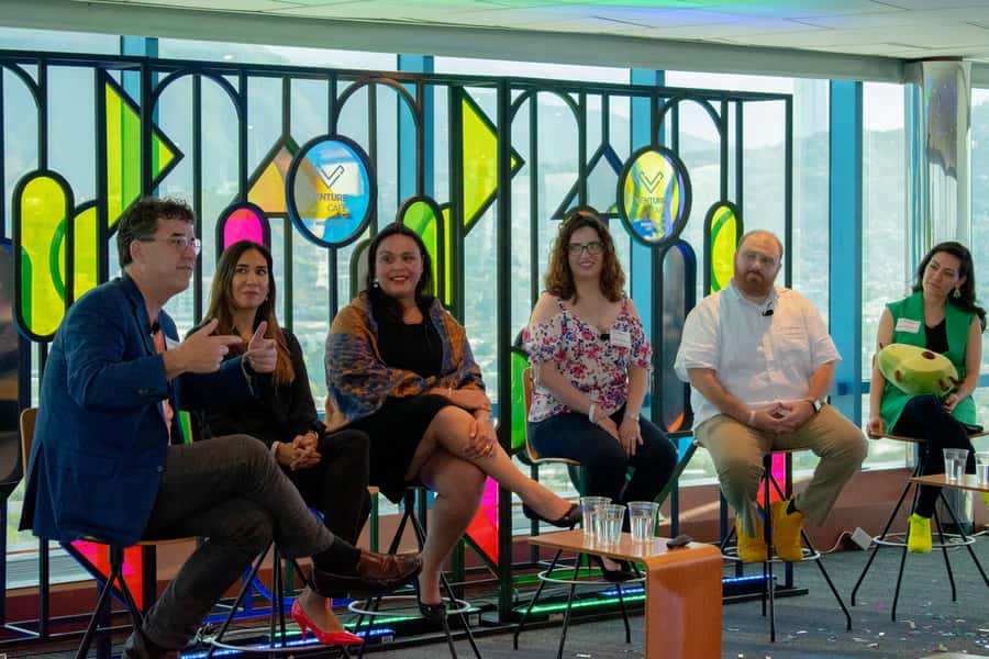 Tim rowe, Betsabé Rocha, Karina Astorga, Liza Velarde y Américo Ferrara, participaron en panel moderado por Alejandra Buendía, directora de Venture Café Monterrey.