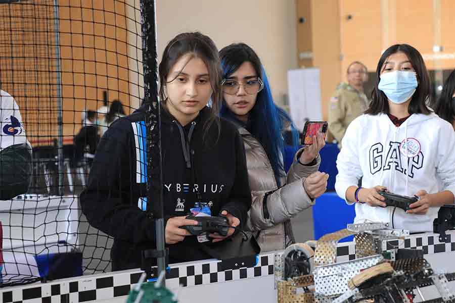 Equipos de PrepaTec participan en competencia internacional de robótica femenil