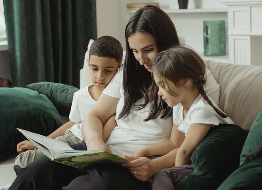 Personas leyendo en familia