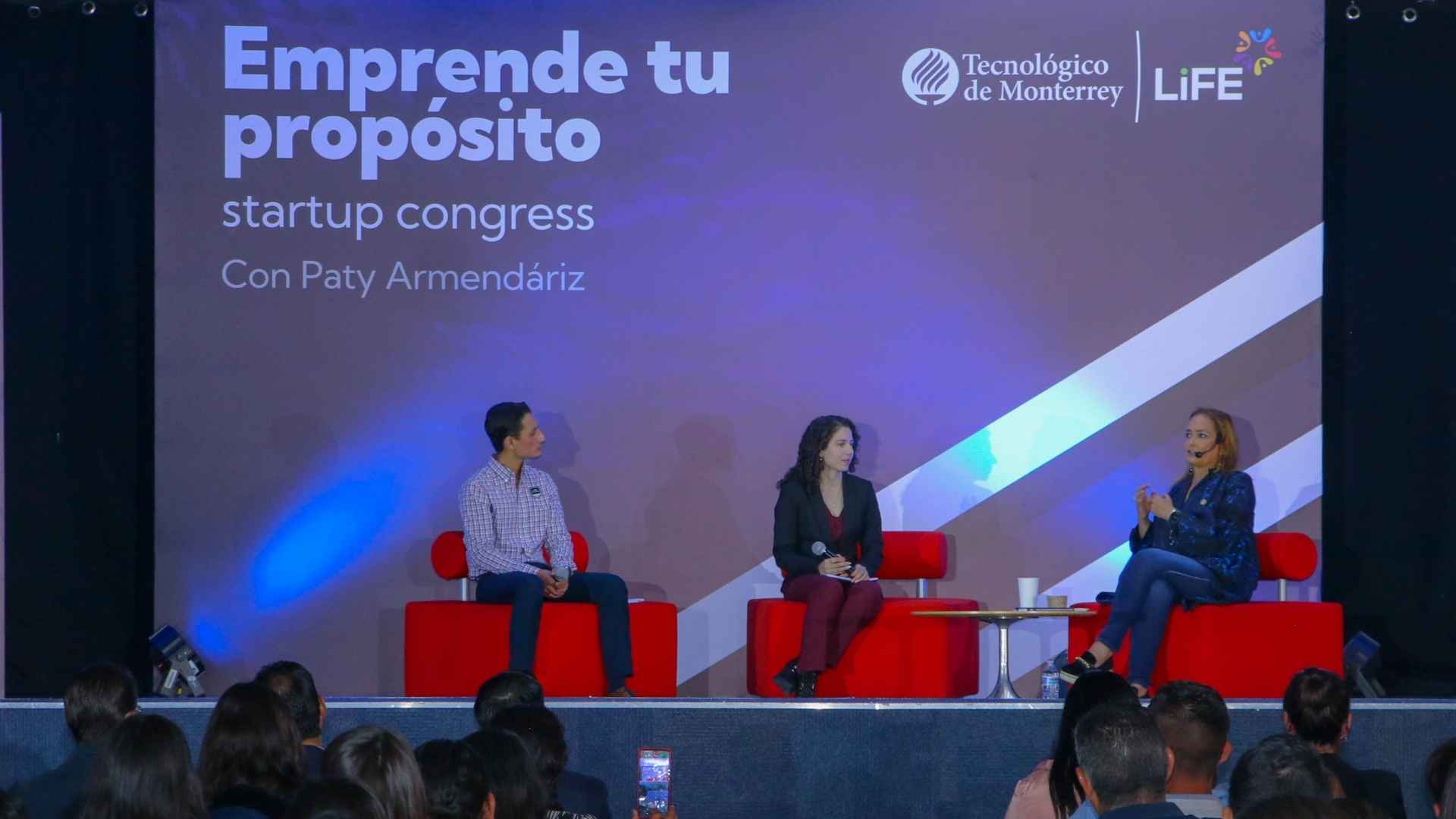 Patricia Armendáriz en conferencia y entrevista