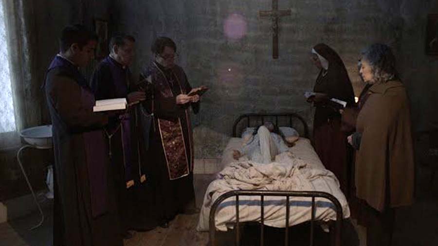 Molo Alcocer, egresado de campus Querétaro cumplió su sueño de escribir y producir su primera película de terror: El exorcismo de Carmen Farias.