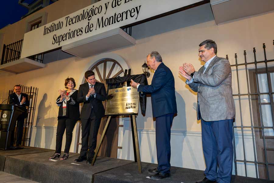 La comunidad Tec se reunió en el inmueble donde inició su historia el Tec de Monterrey para realizar una ceremonia conmemorativa por el 80 aniversario de la institución.
