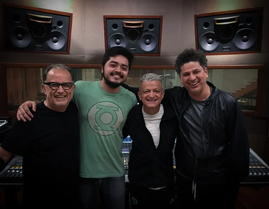 Luis con integrantes de No Pals, músicos de Luis Miguel