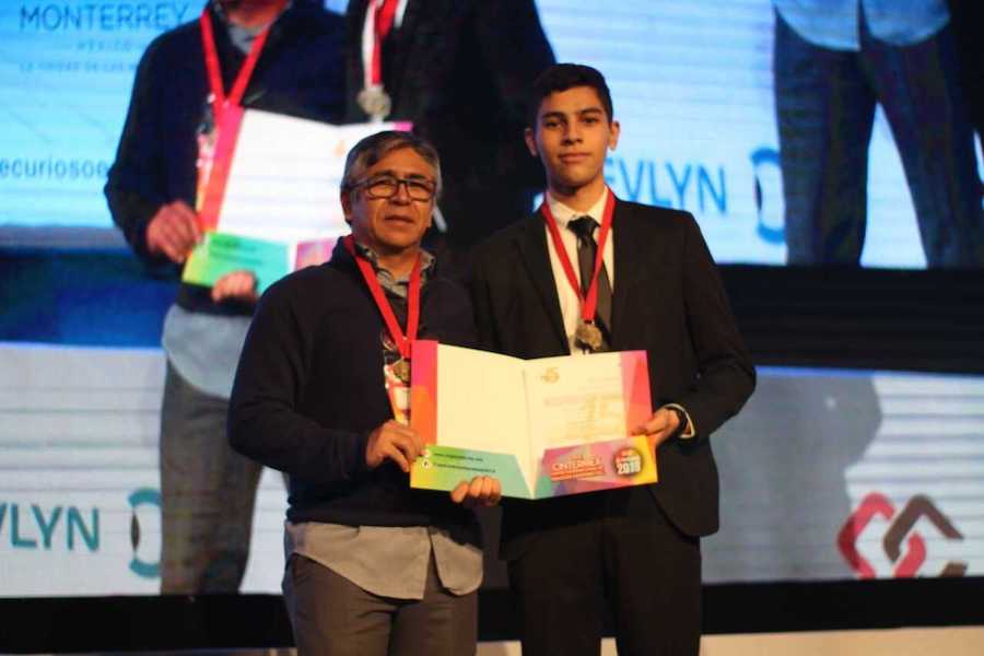 Edwin Hernández siendo premiado en el evento Expociencias Nacional 2019 en Monterrey.