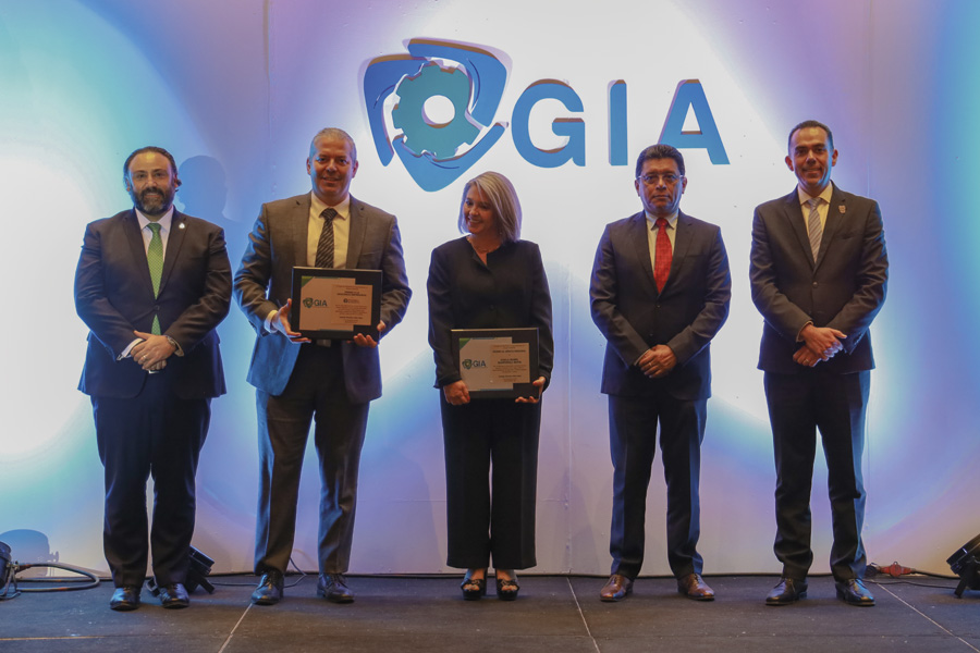  Los galardonados posando junto a los directivos de GIA con su premio