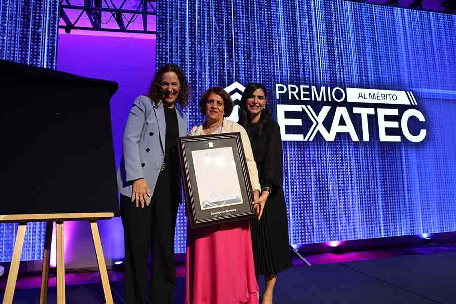 Empresaria Gemma Garciarce recibió el premio Mérito EXATEC 2022 del Tec Guadalajara.