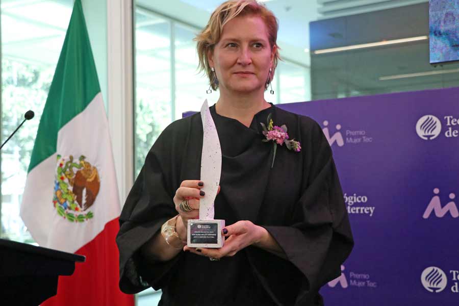 La profesora de la EAAD fue distinguida con el Premio Mujer Tec.
