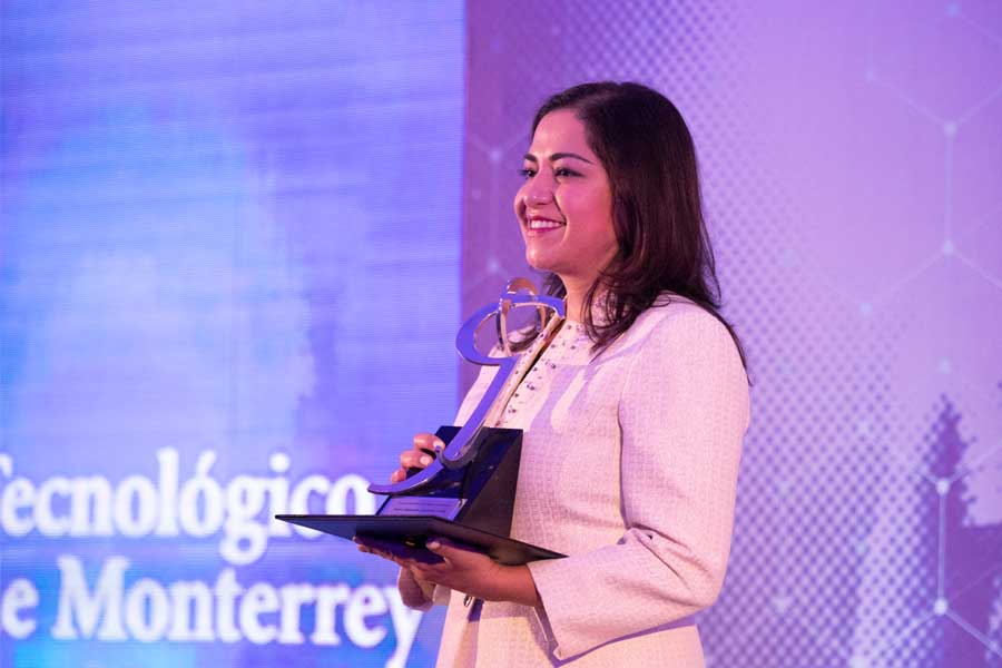 La Dra. Janeth Gutiérrez fue distinguida con el Premio INSIGNIA.