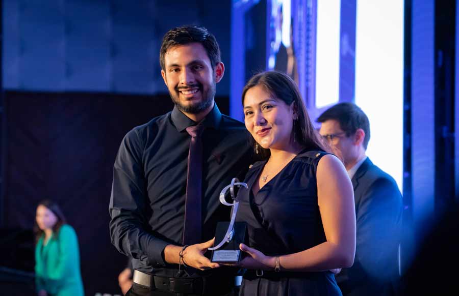 Jairo Enrique Ramírez y Arely Anguiano fueron ganadores en la categoría de proyectos de estudiantes de profesional.