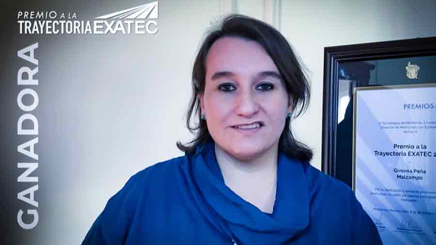 Gimena Peña recibiendo el Premio Trayectoria EXATEC
