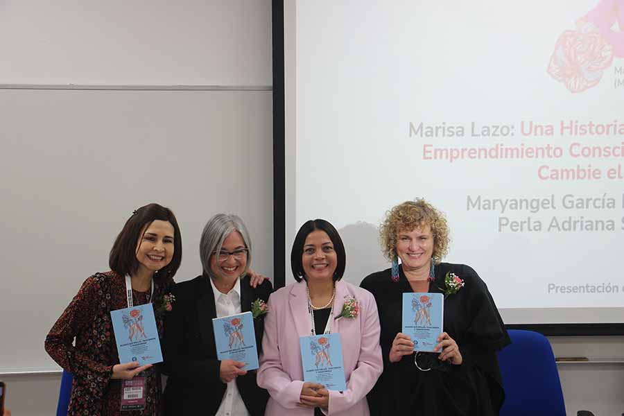 Luz María Lozano, Viviana Ortiz, Gabriela Ortiz e Inés Sáenz, presentaron el libro dentro del CIIE del Tec de Monterrey.