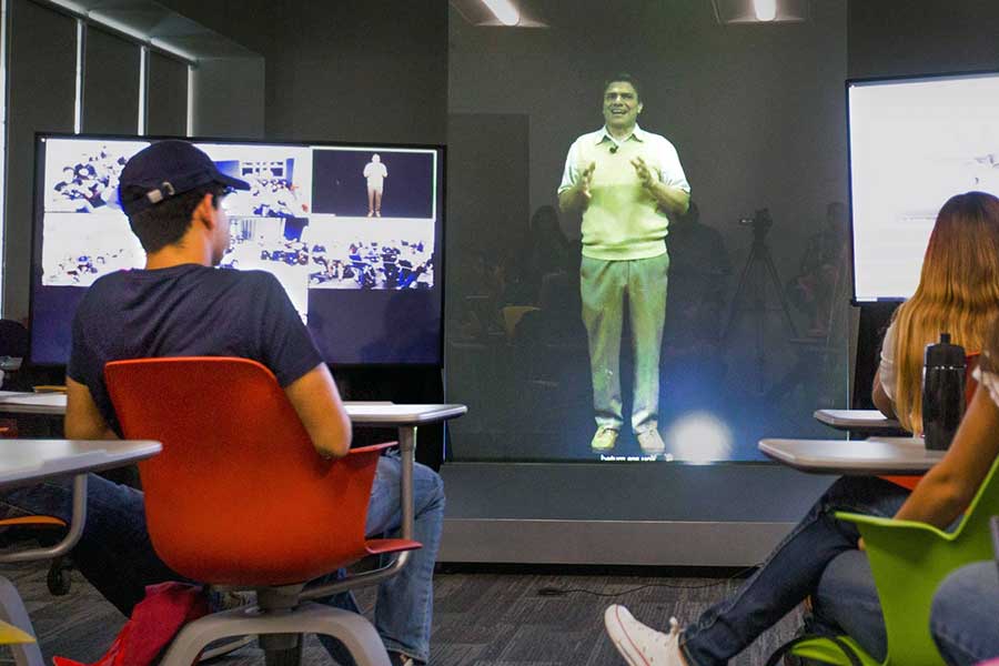 Clase del Tec con proyección holográfica bidimensional