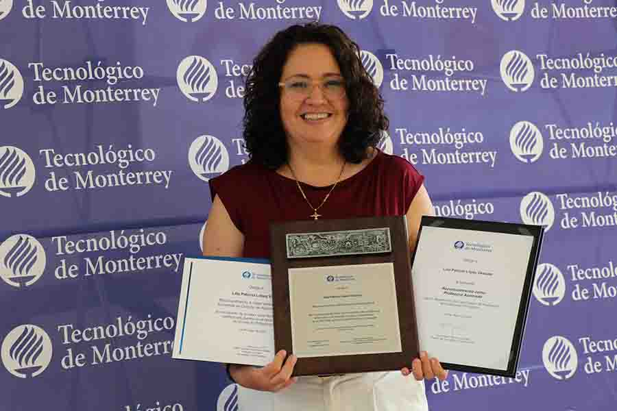 Maestra recibe reconocimientos por trayectoria en el Tec