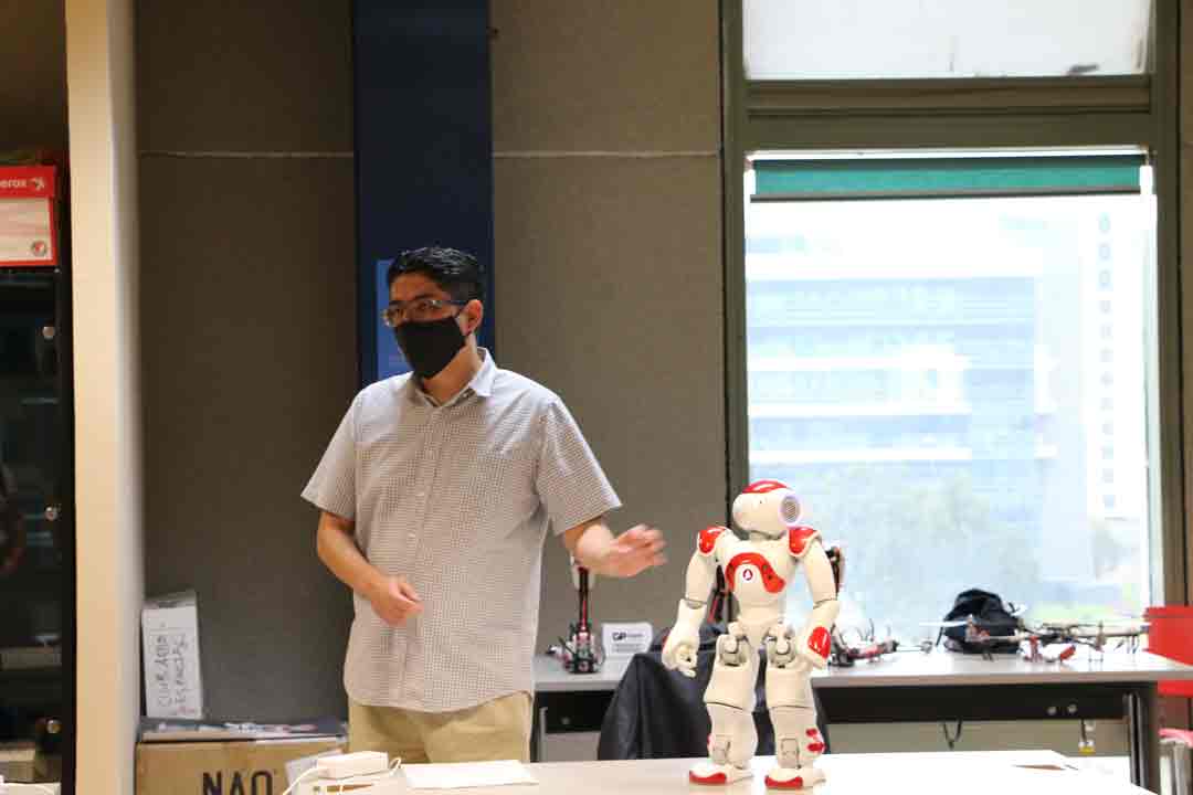 Profesor Rolando Cruz impartiendo clase con el robot Nao