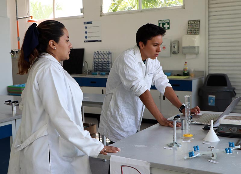 Profesoras de la PrepaTec campus Cuernavaca y Estado de México colaboraron en un proyecto de innovación educativa Novus intercampus, que busca fortalecer el aprendizaje y las habilidades científicas a través de prácticas de laboratorio virtuales.