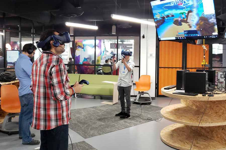 Estudiantes aula realidad virtual Tec de Monterrey