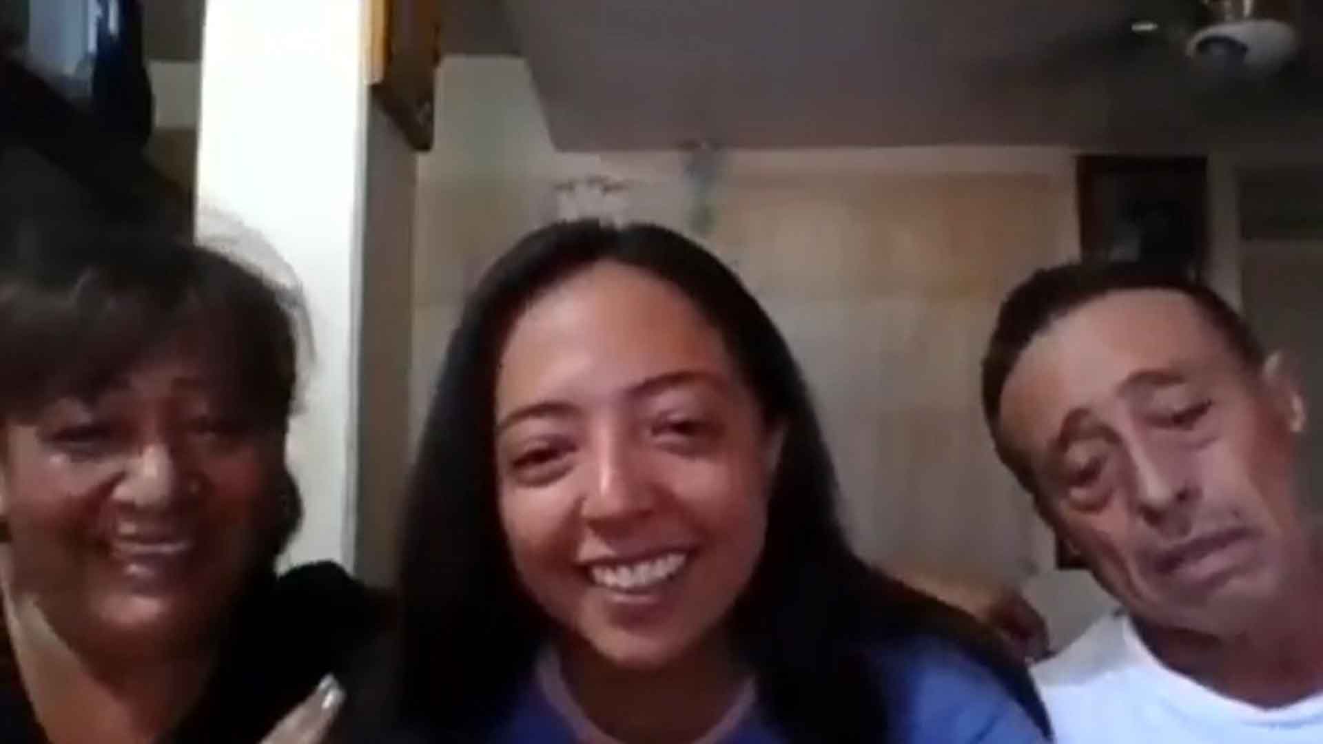 Estudiante de San Luis Potosí recibe la noticia de que recibió la beca Líderes del Mañana junto a sus padres en una reunión por videollamada.