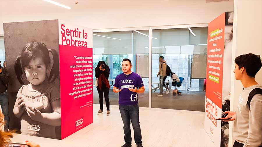 Joven presentando una iniciativa