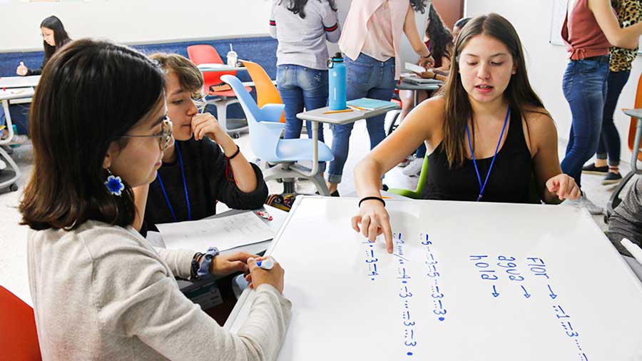 Alumnas trabajando en el programa Patrones Hermosos