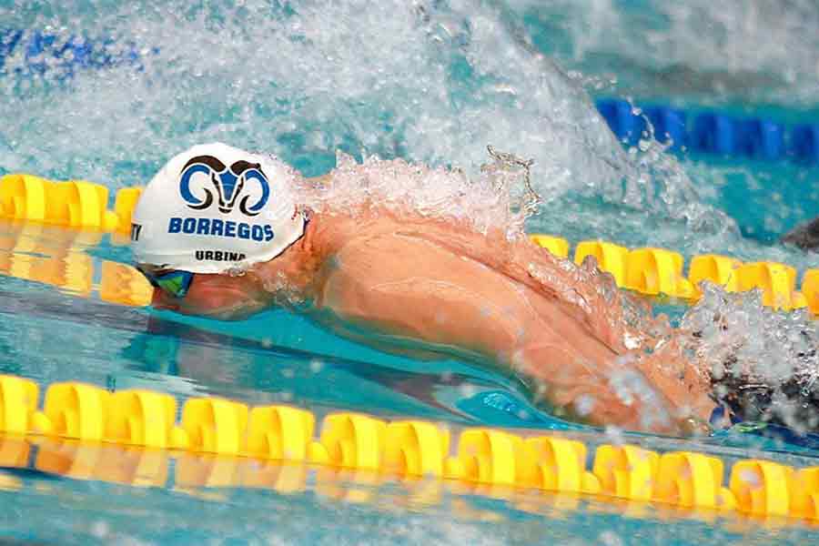Ricardo Urbina integrante del equipo de natación del campus Monterrey en nado estilo mariposa