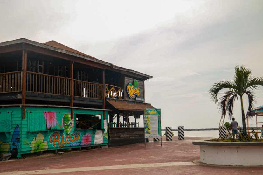 Bar restaurante en las escolleras de la playa