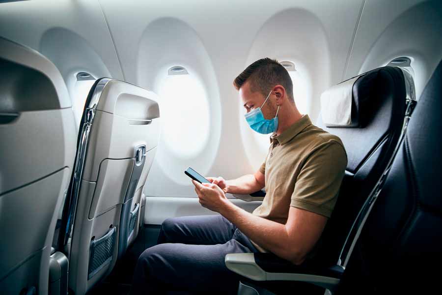 Durante el vuelo, con la cabina presurizada del avión, disminuye el riesgo de contagio al activarse el sistema de ventilación y los filtros HEPA de la aeronave.