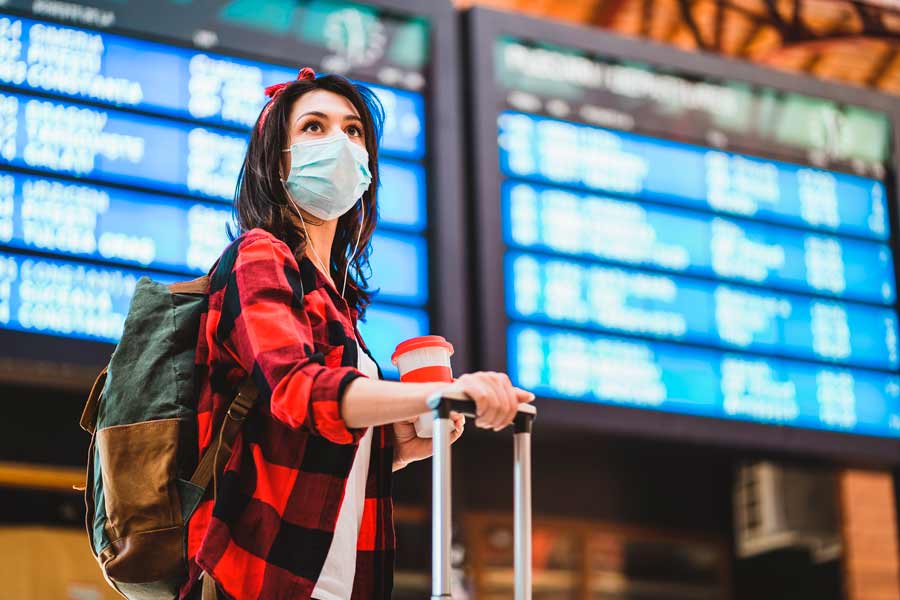 Pese a que entidades ya permiten uso opcional en algunos lugares cerrados, aeropuertos siguen manteniendo la restricción.