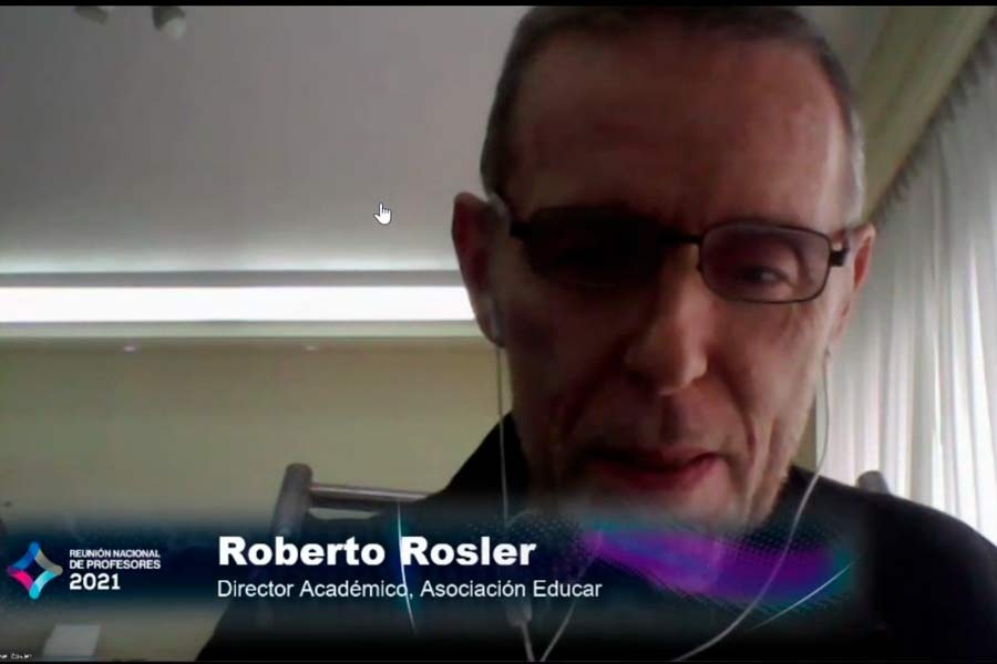 Roberto Rosler expuso a los profesores del Tec las preguntas clave antes de migrar a un aula hibrida.
