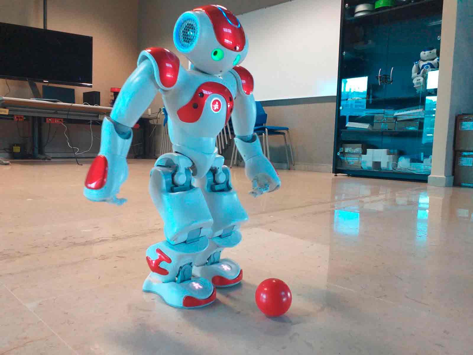 Robot Nao en laboratorio de ingeniería