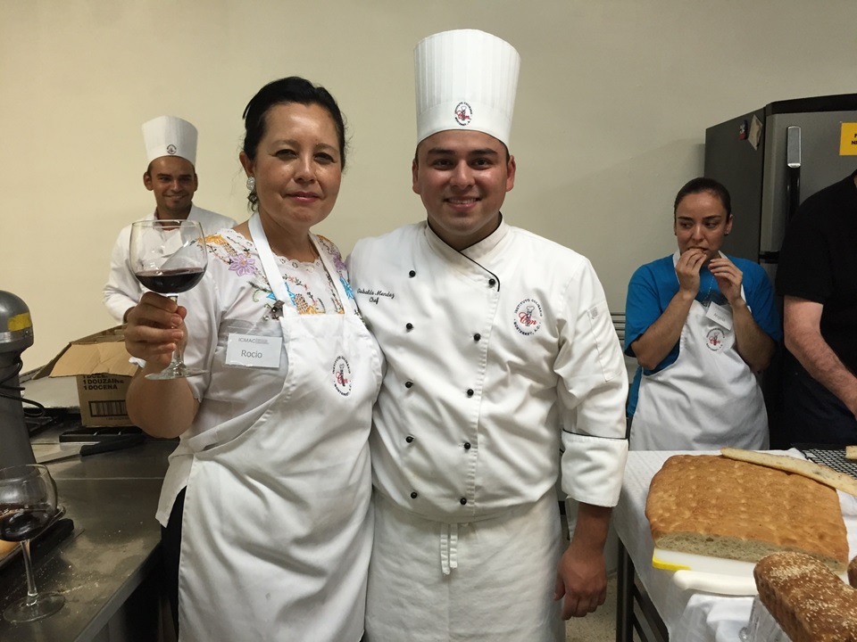 Rocío Ortiz junto a chef de cocina internacional