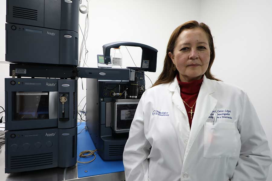 La doctora Rocío Ortiz en el laboratorio de Metabolómica de la Escuela de Medicina del Tec de Monterrey, en la ciudad de Monterrey