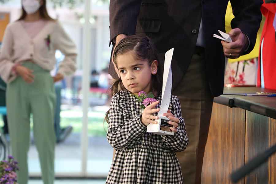 Samantha, nieta de Rosaura Barahona, recibió el premio en nombre de su abuela.