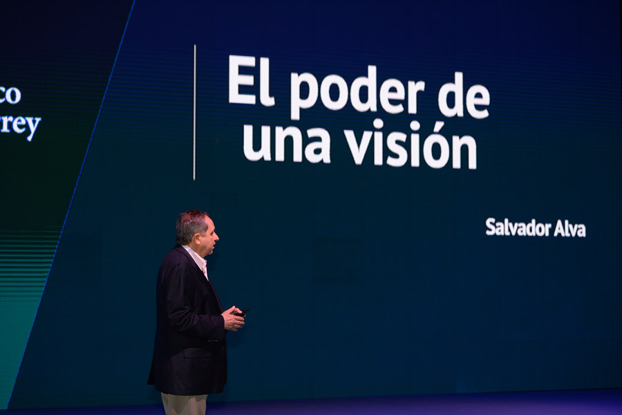 Salvador Alva se ha caracterizado por ser un líder con una visión humanista.