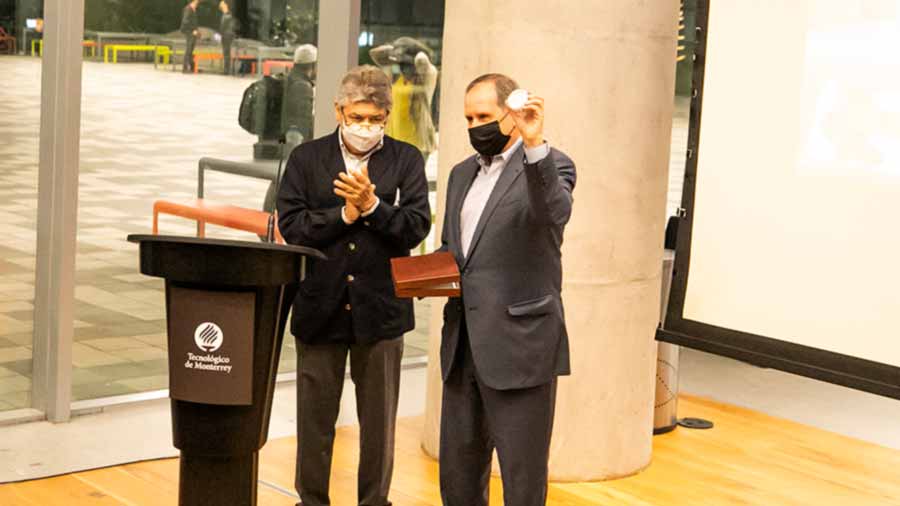 El evento, realizado el 29 de noviembre, incluyó la develación de una estatuilla y la entrega de la medalla Don Eugenio Garza Sada dedicada a las personas que entregan su vida a la educación