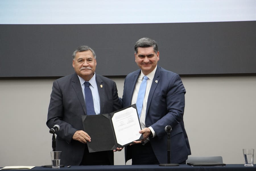 Santos Guzmán y David Garza, rectores de la UANL y el Tec, firmaron el convenio de colaboración.