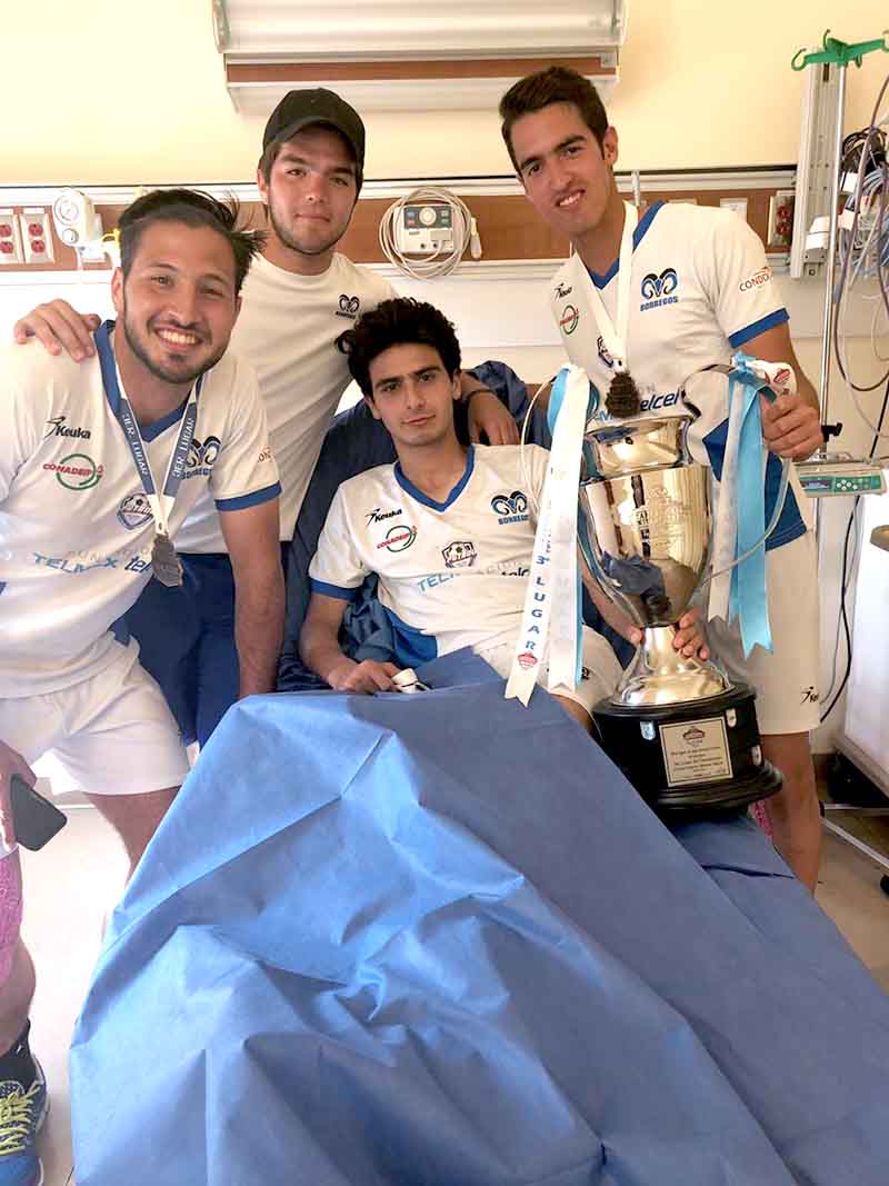 Foto Francisco Treviño y compañeros lo visitan en hospital.