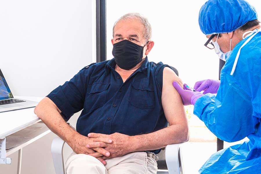 Adultos mayores de 50 años son aptos para recibir un segundo refuerzo de vacuna vs COVID.
