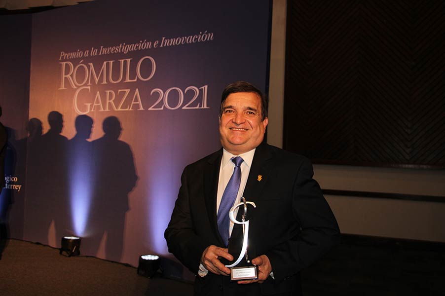 Sergio Serna Saldívar en la ceremonia del Premio Rómulo Garza 2022. 