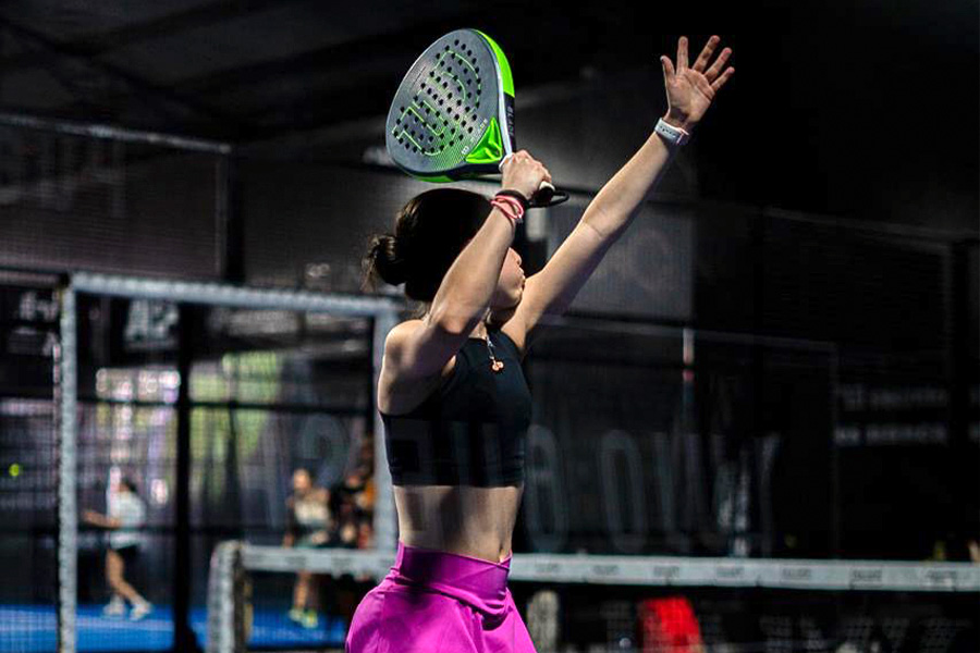 Sofía Jiménez, rankeada número 1 de su categoría en México, jugando pádel.