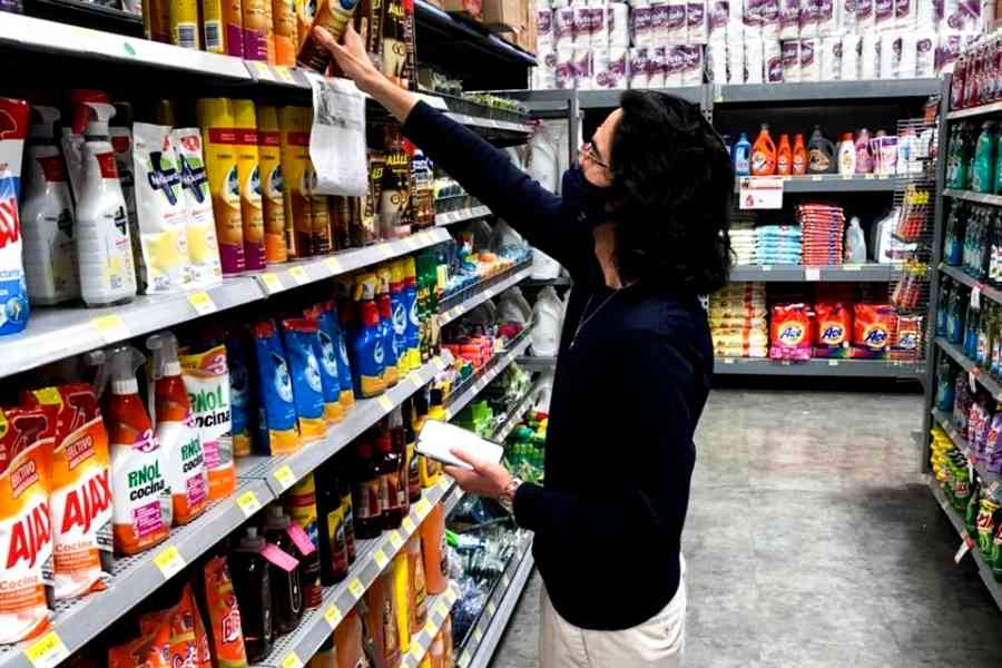 Alberto Vargas en el supermercado