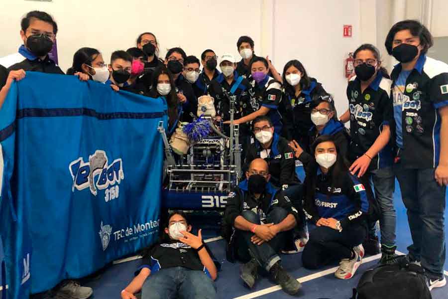 Sus inicios en concursos de ciencias fueron en la robótica