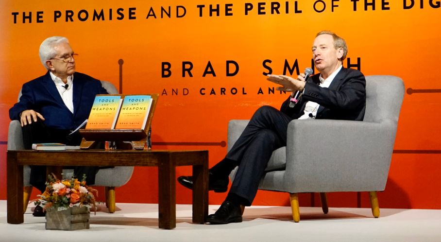 Brad Smith, presidente de Microsoft en el Tec de Monterrey, presentando su libro Tools and Weapons.o 