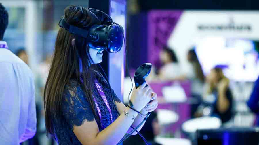 Chica con lentes de realidad virtual en INCmty