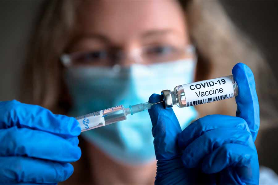 Laboratorios que producen vacunas anti COVID realizan pruebas para aplicar una tercera dosis en la población.