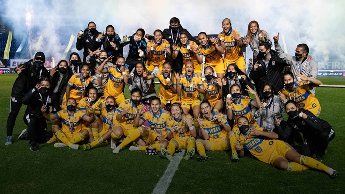 Tigres Femenil se coronó por primera vez en el Estadio Universitario.
