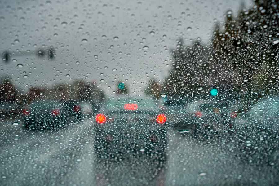 Autos transitando bajo lluvia