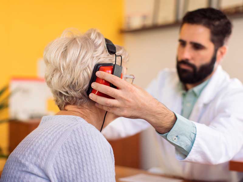 El audiólogo es el especialista indicado para diagnosticar problemas auditivos.